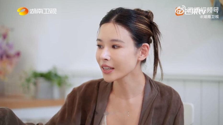 节目落幕友情不散！葛夕称收获挚友黄圣依，两人联系超频繁，一起考潜水证，刷理论题到