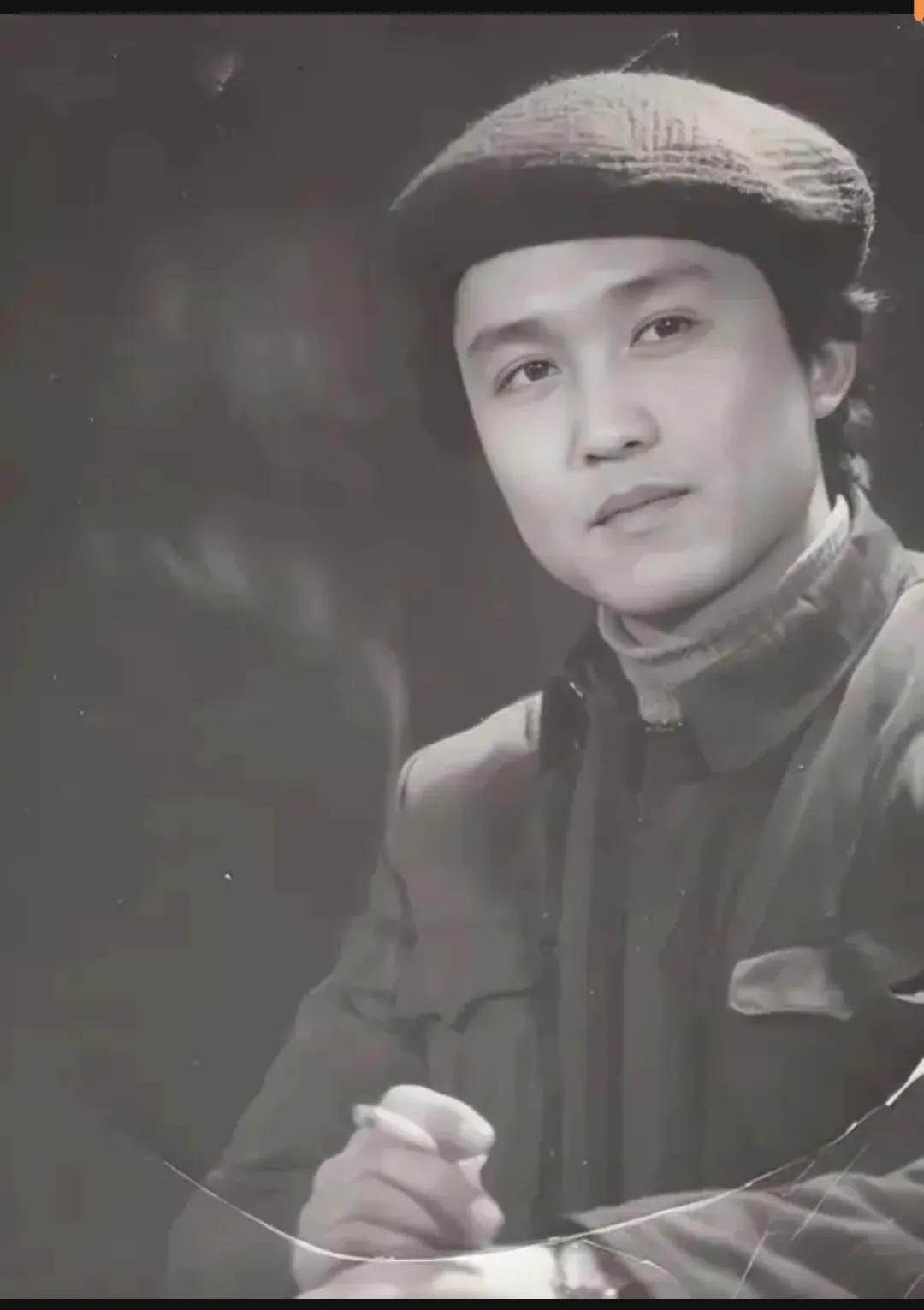 70年代末，一个年轻人，留下了一张老照片，如今他已经火遍了整个大江南北。照片中的