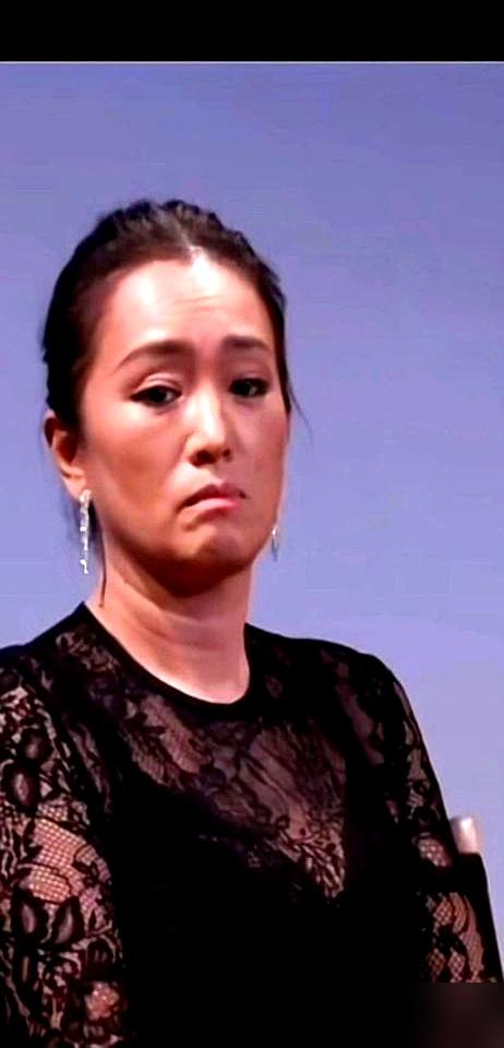 戛纳红毯：张艺谋提裙，巩俐牵手别人！
戛纳红毯，张艺谋躬身提裙。你看见了，她却