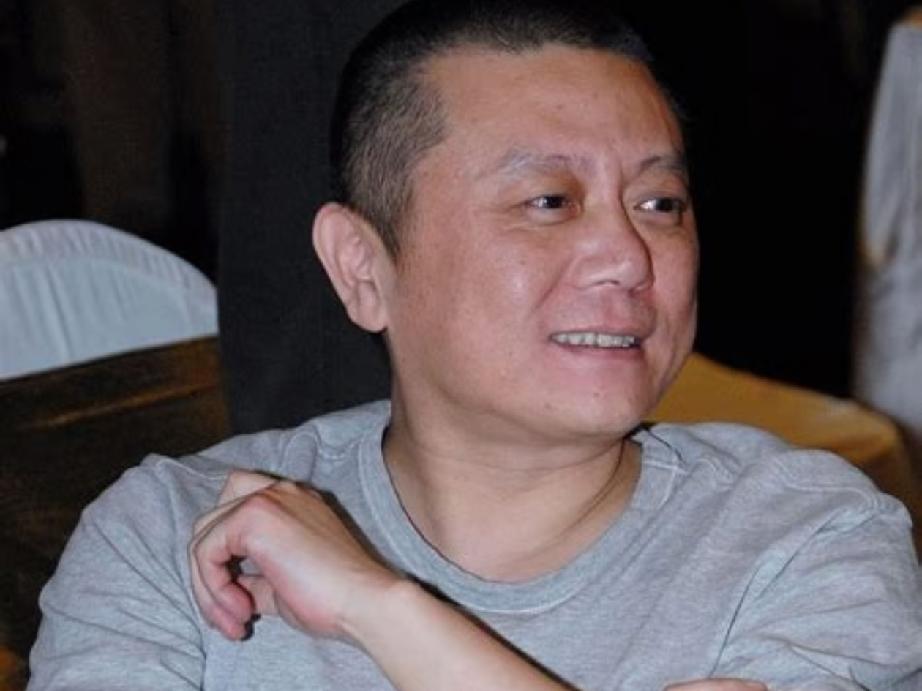 作家王朔如今在圈里的地位如何王朔如今是“隐退的传奇”，江湖地位高但深居简出。新作