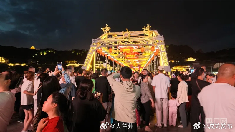 来甘肃必打卡黄河夜景【黄河边“长”满了人！百年中山桥点亮金城夏夜】当白天的暑气被