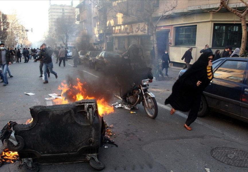 朗多地爆发社会骚乱，从德黑兰蔓延至多座城市，商户罢工、民众示威，局势持续发酵。