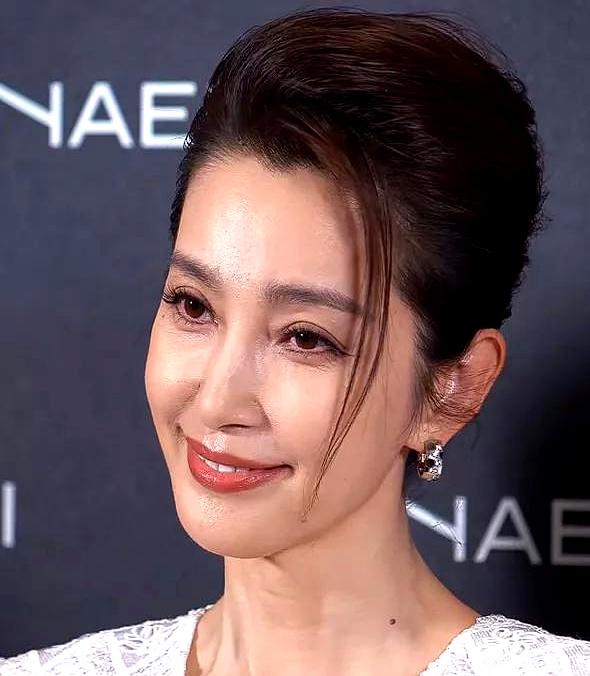 李冰冰这几年为啥拍戏少了？别光盯着“淡出荧幕”瞎猜，说白了，身体真跟不上了。
很