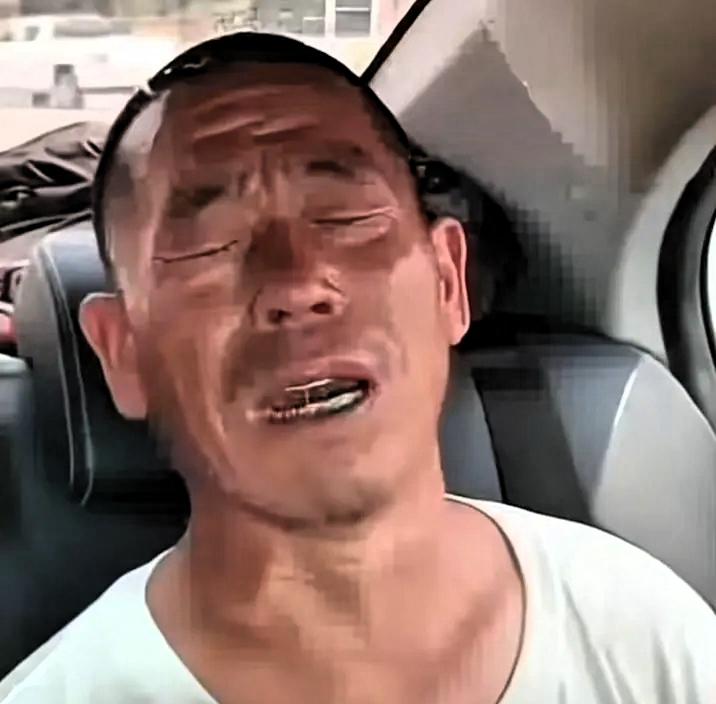父母的一句气话，压垮了17岁孩子，穿着拖鞋离家出走了，没拿手机也没带钱。

5月
