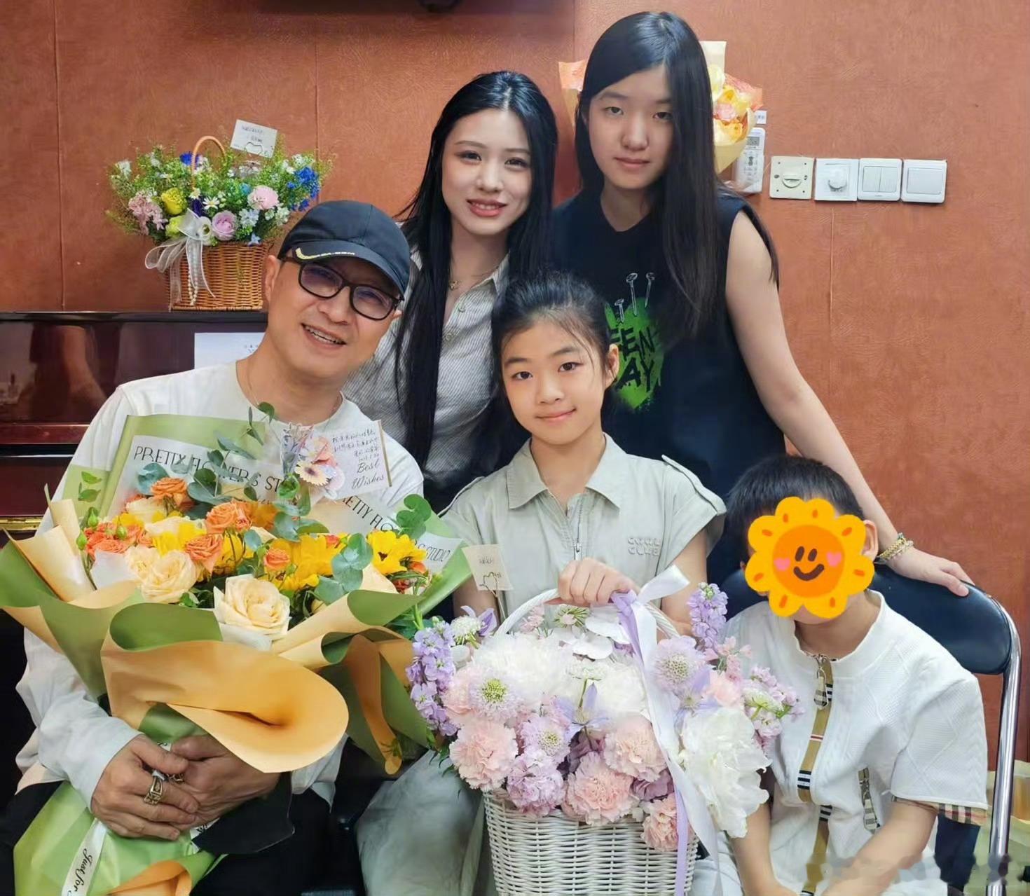 汪峰晒与四个孩子合照汪峰四个孩子同框 汪峰带孩子们支持醒醒演出，大女儿小苹果和二