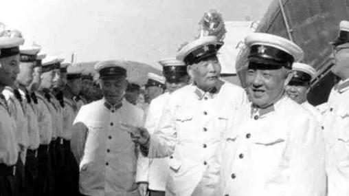 1949年10月中旬，衡宝战役刚刚结束，萧劲光被召集进京，被任命为海军司令员。他