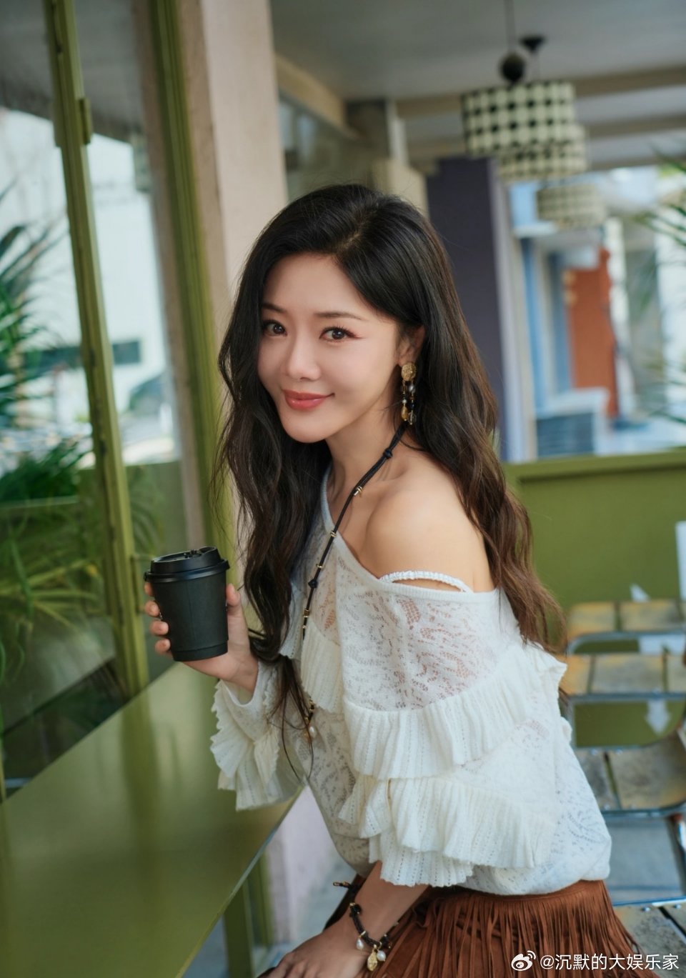 一开始几乎今年的每个网传名单里都有邓家佳，突然3月中旬才有她不来参加的消息。可能