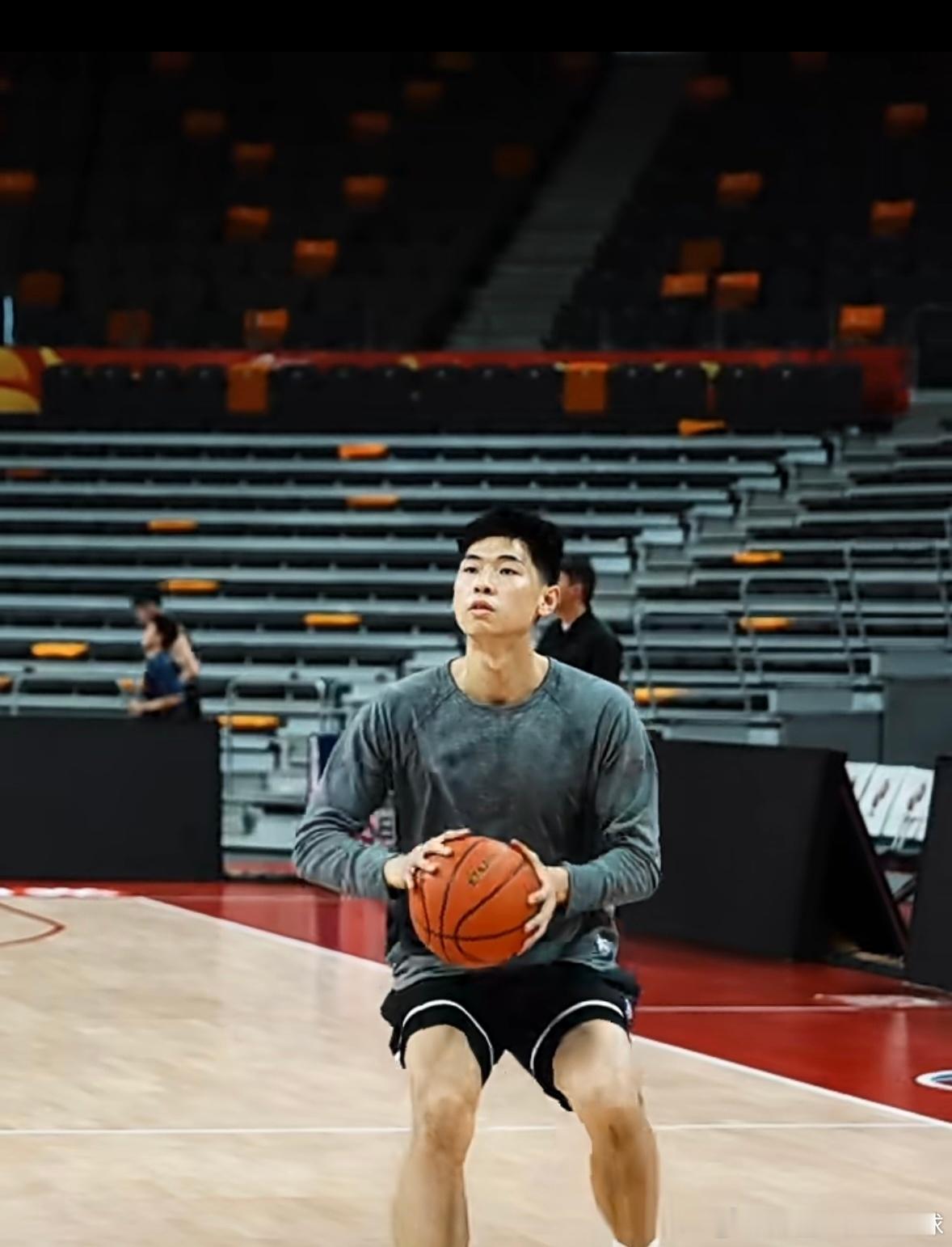 今晚19:35广东VS新疆，广东赛前加练三分，全队神情凝重！CBA今晚又有重头戏