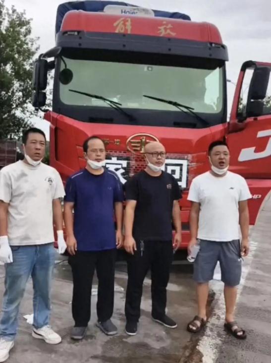 泪目了，陕西服务区，一辆货车停了三天没人动。工作人员打开门才发现，34岁司机早已
