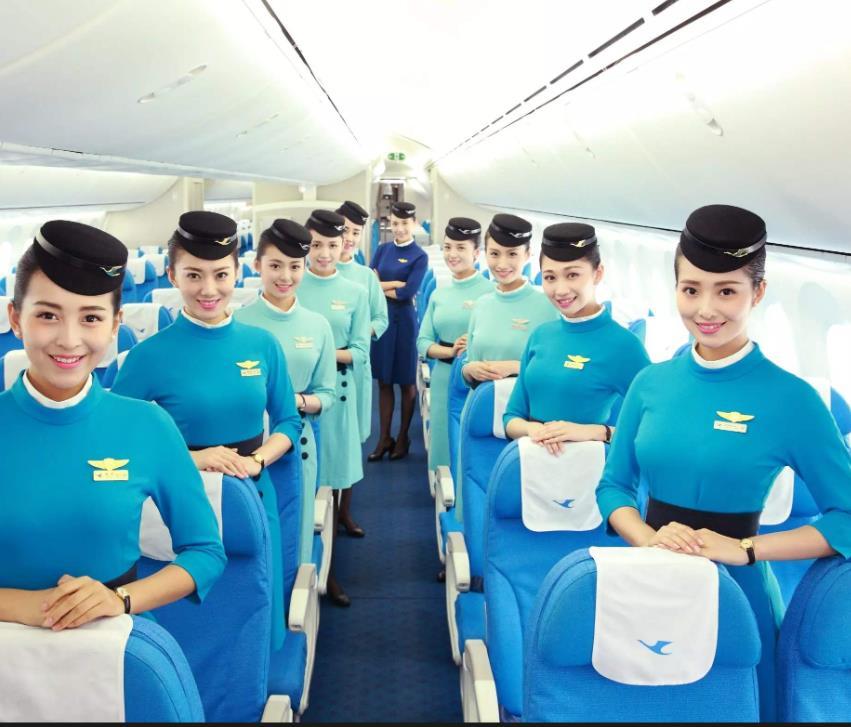 网友们，咱们是不是扒一扒让空姐下跪道歉的那位旅客？
