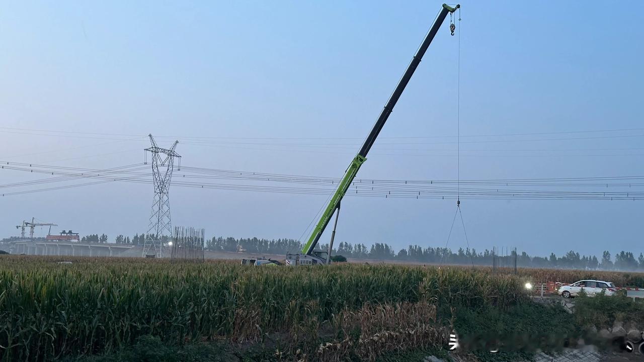 正在修建的新107国道与平漯周高铁在这里交汇。过不了多久，这里就会充满风驰电掣的