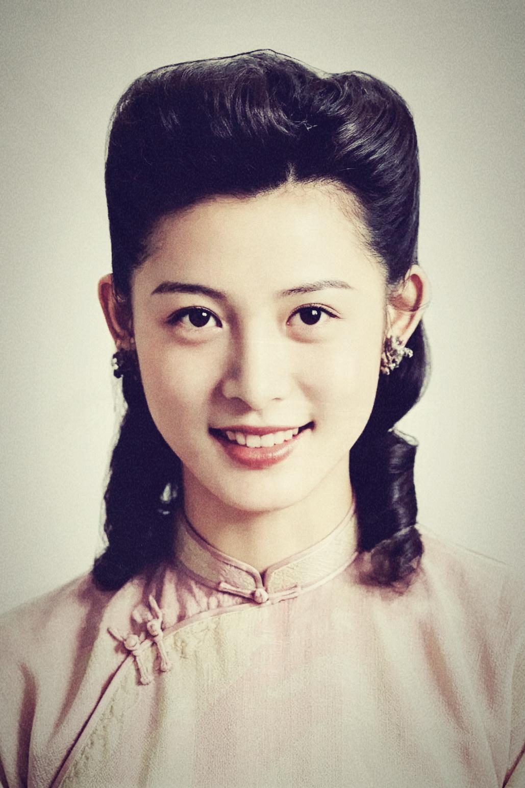 一位叫刘都的年轻人，随手将已故祖母十八岁时梳着辫子、笑靥如花的黑白旧照，投递给了