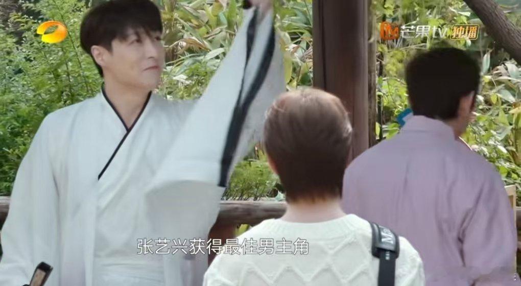 张艺兴白色汉服，哇塞哇塞，