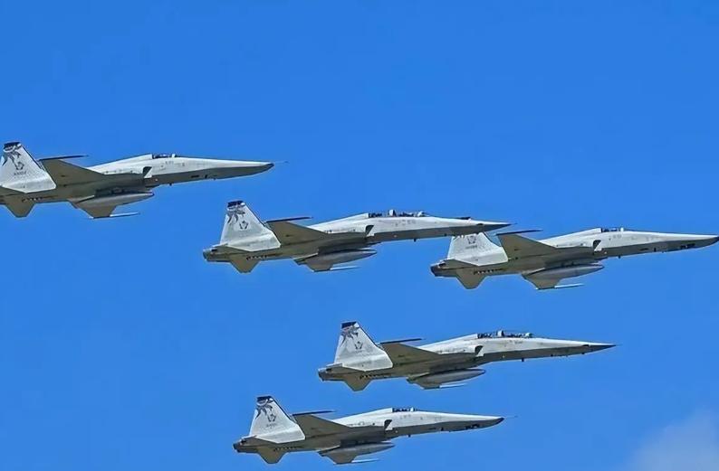 埃及飞行员坐进歼-16 后座，人直接傻了。

以前驾驶阵风执行巡航任务，雷达屏幕