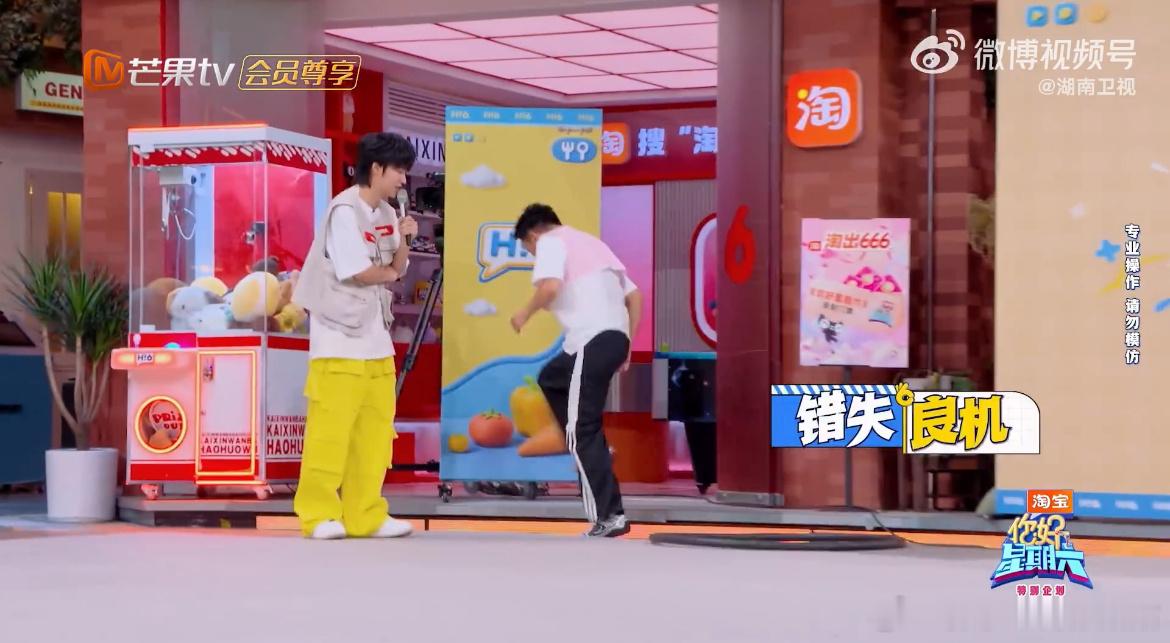 王迅杨迪默契不了一点王迅和杨迪挑战钻呼啦圈，目标是完成三次，可两人配合全程卡顿，