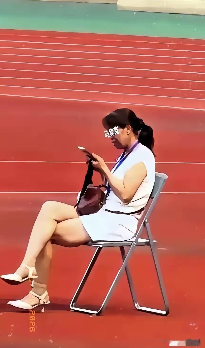 全网都在关注陇超这名女子的相关情况，她坐在一张椅子上，翘着二郎腿，刷着手机，脖子