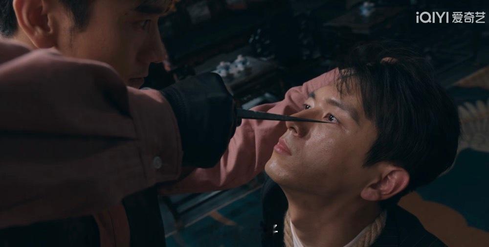 李现是怎么做到不眨眼的 不眨眼不是重点，重点是眼底的恐惧和紧绷感在层层递进。眼睛