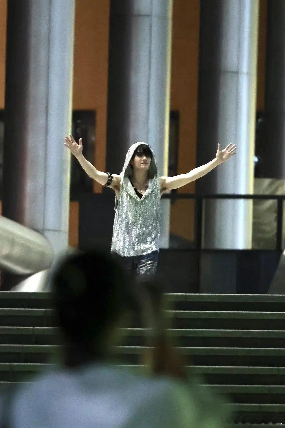 大家看檀健次这个穿搭有没有？有没有一点像当时易烊千玺在少年的你里面的穿搭 ​​​