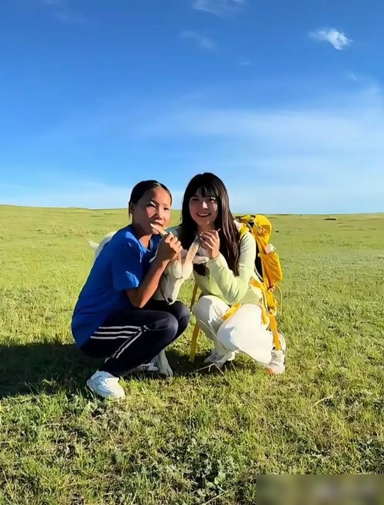 西安姑娘与小羊的主人一家合影留念，还邀上羊主人的女儿一同为小羊拔草。

作为养了