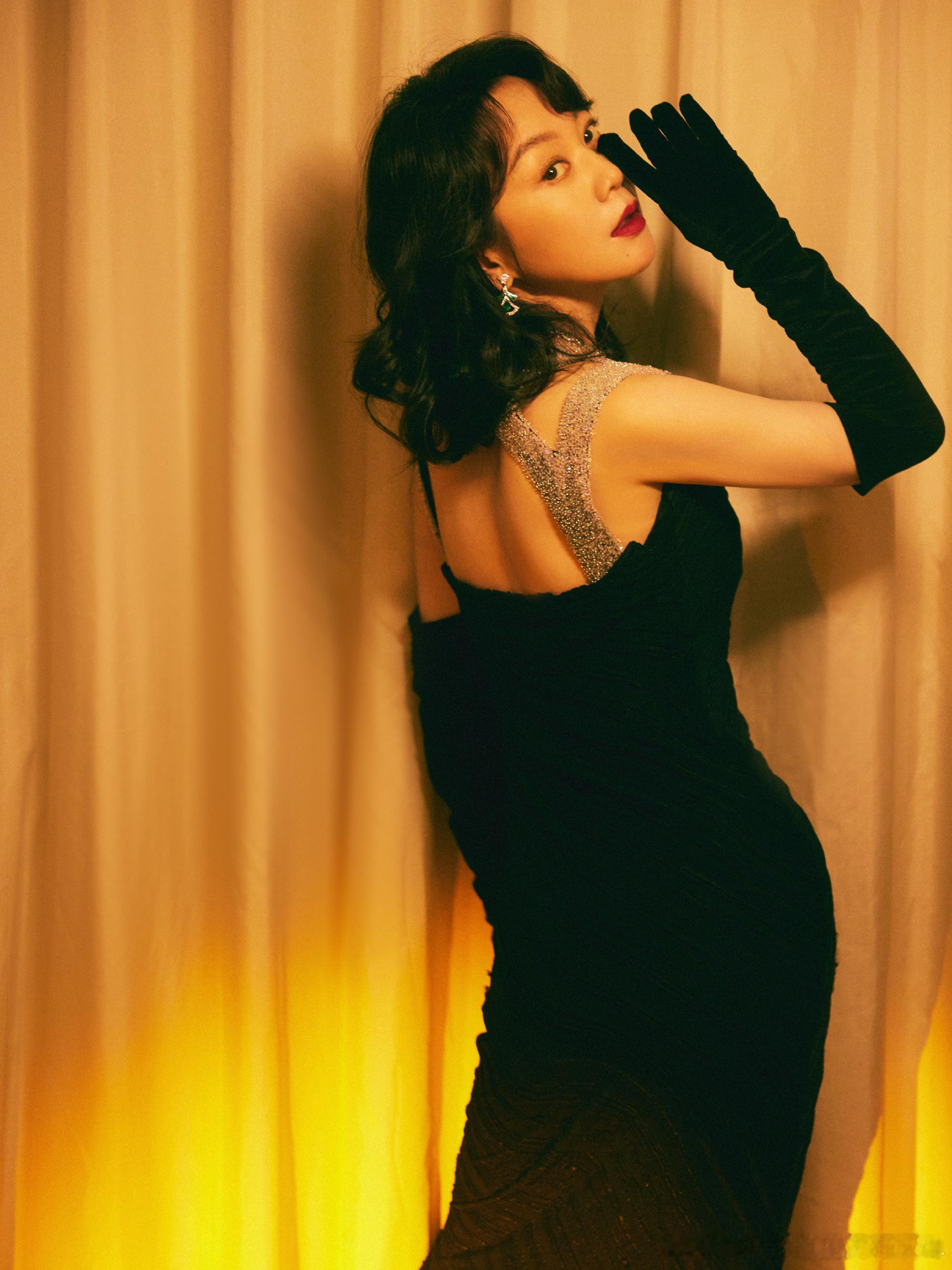 #闫妮复古大波浪# 她在光影交错间的身姿，宛如艺术品一般。 ​​​