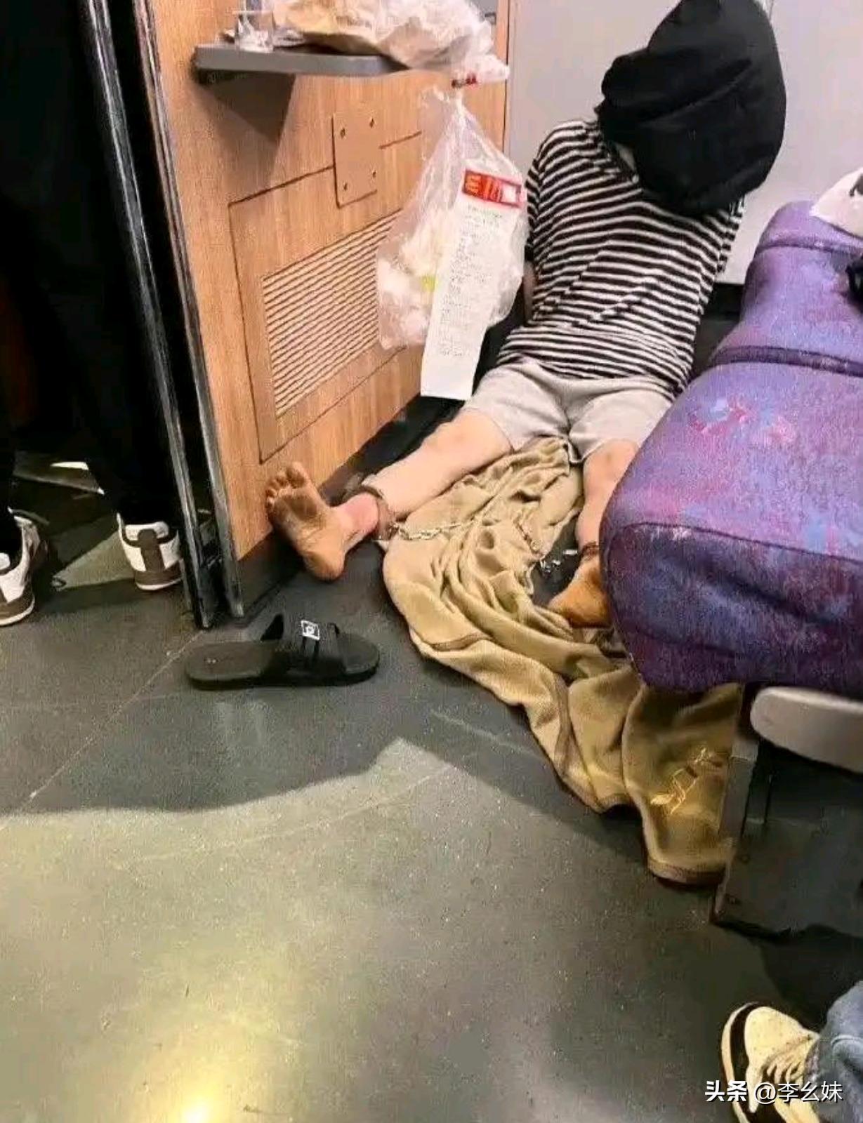 坐个高铁为啥还要给他带个头套？