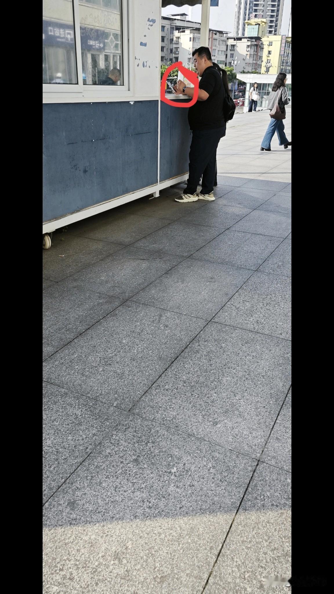 这个男人少了一点什么？

参观完四川江油李白故居与李白纪念馆，我们等候高铁返回成