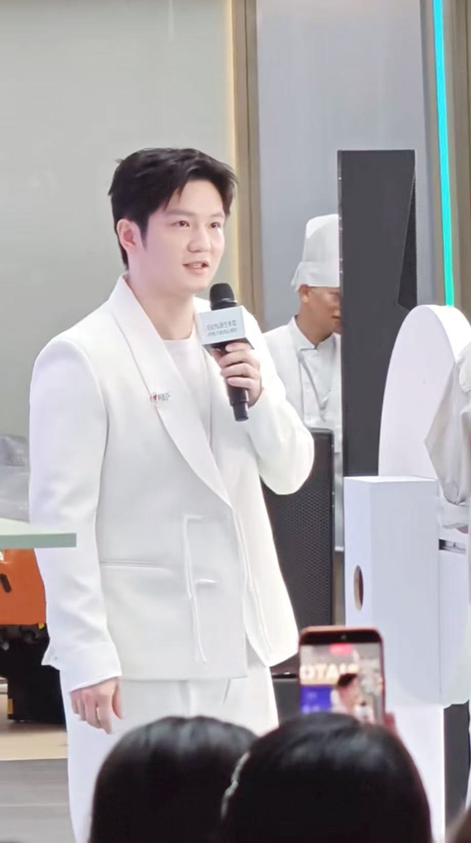 白色西装一穿，谁还分得清樊振东和白马王子啊，这也太帅了吧！樊振东活动现场人山人海