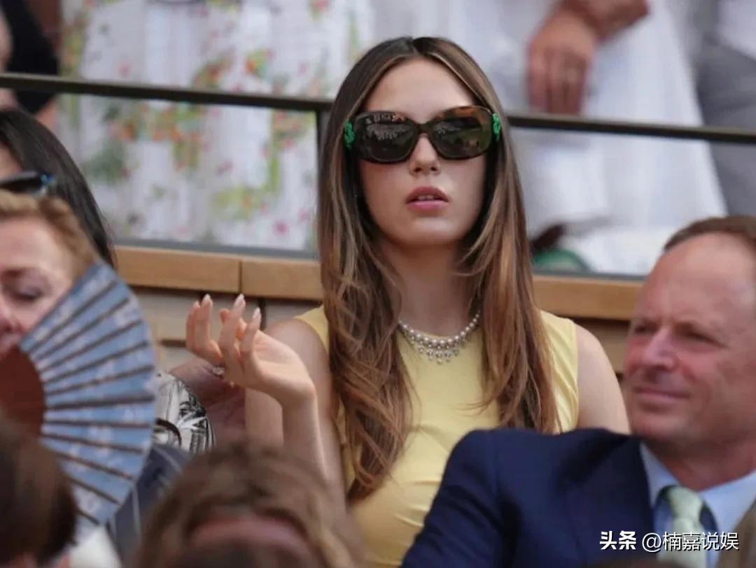 谷爱凌和妈妈现身伦敦看温网女单决赛，看她坐的位置，这排面拉满了啊，非富即贵！
金