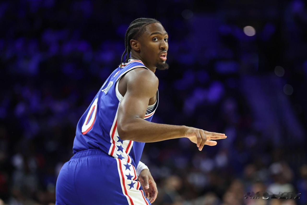 76人客场139-134战胜奇才，开局四连胜，战绩东部第一。
而76人主力后卫马