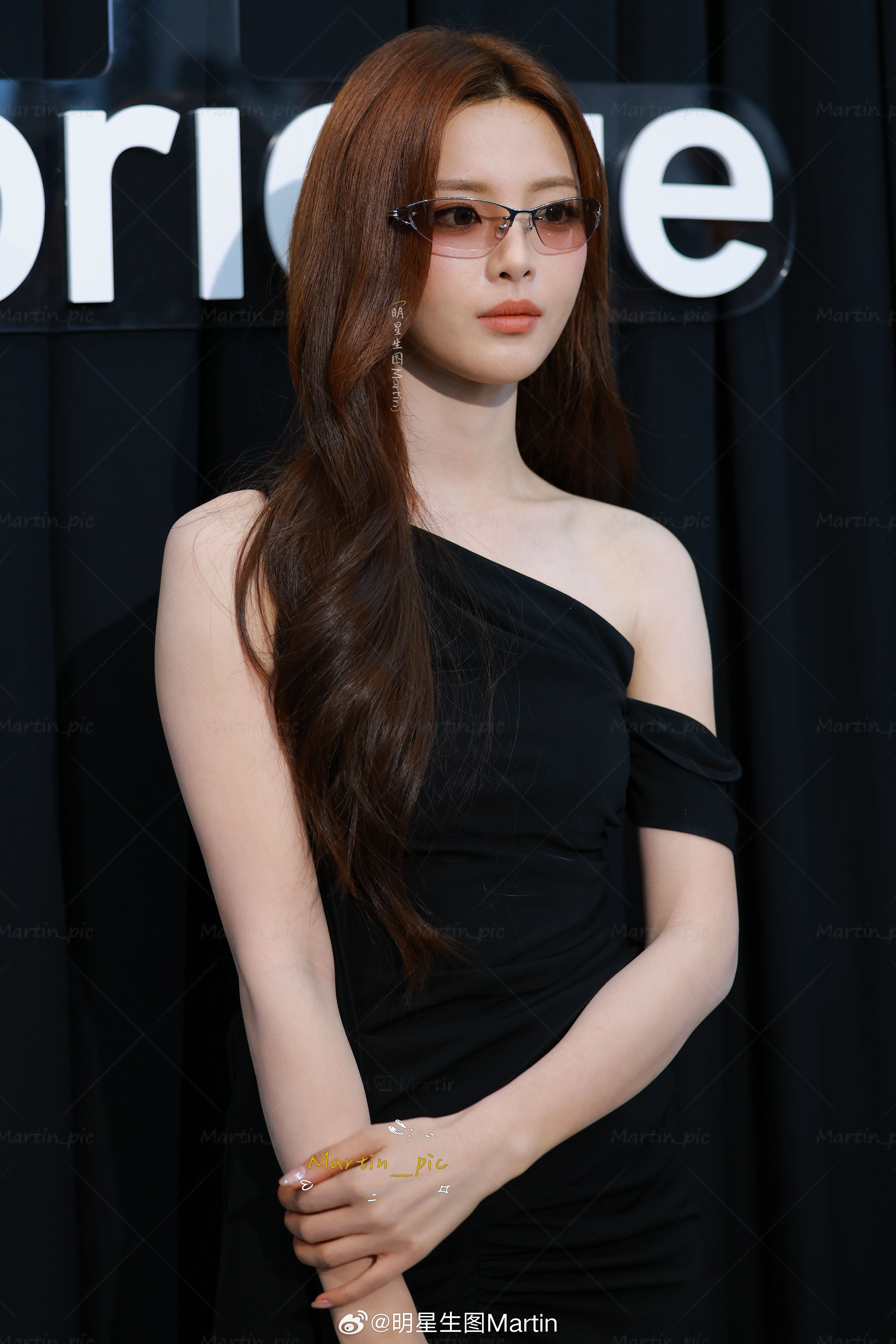 杨超越 杨超越品牌活动生图姐感爆棚的眼镜杨超越 老婆今天鲨疯了杨超越 末世文女主