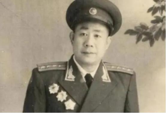 1950年，一位入朝参战的师副政委，竟然带着两个连的战士抢了军火库，志司副司令员