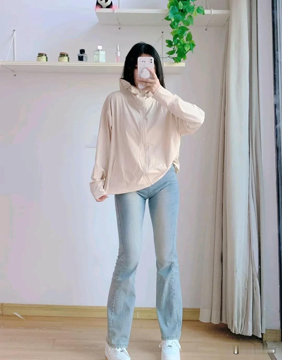 简约穿搭指南：
米色外套+牛仔裤，轻松出街！👟👖👕
回头率百分百。