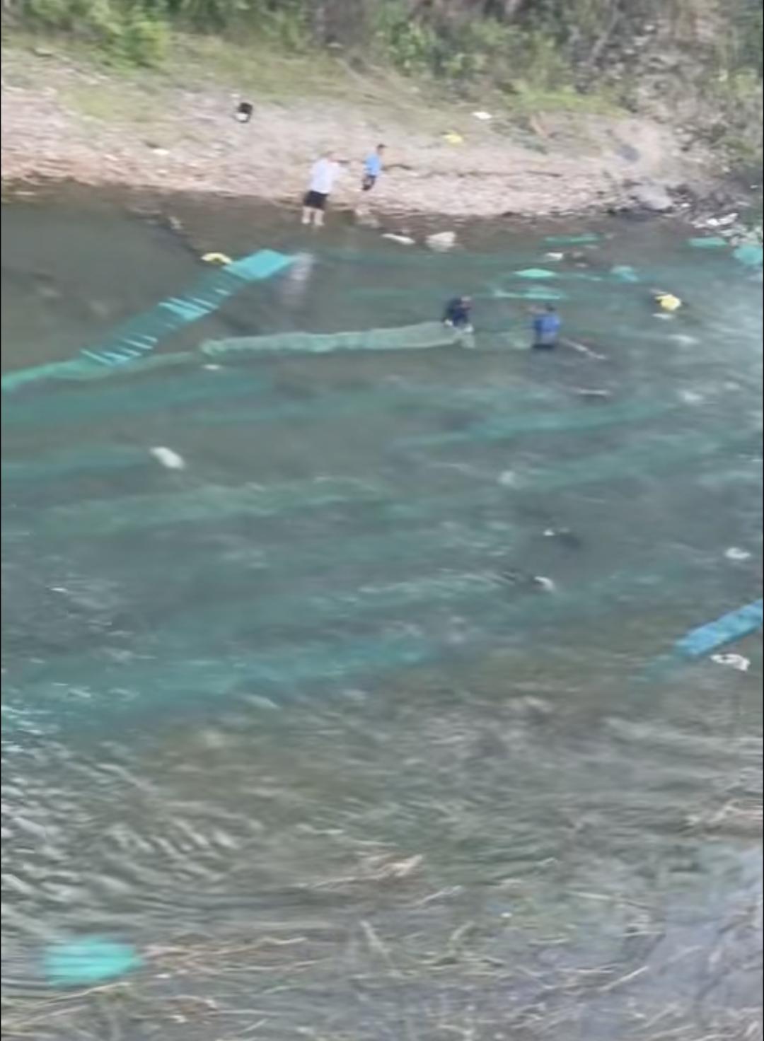 有网友实名爆料，杭州淳安县石林镇山间溪流、瀑布下方的深水潭内，被人布设大量地笼网