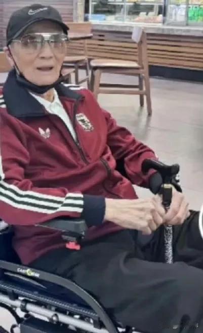 手里不差钱、顶尖医院专人看护，照样留不住谢贤，看完心里堵得慌
 
谢霆锋给父亲安