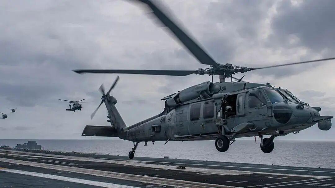 美海军太平洋舰队表示，美海军一架直升机和一架战斗机周日在南中国海执行例行任务时相