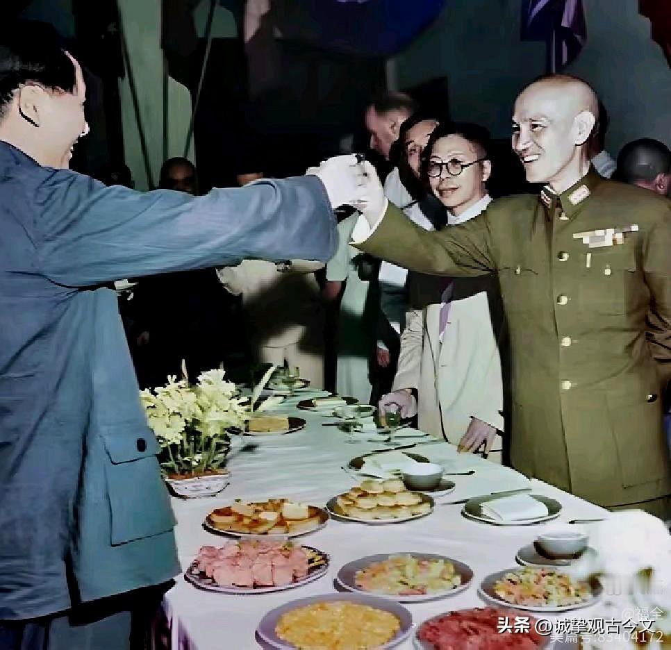 1945年9月3日，重庆，欢庆晚宴