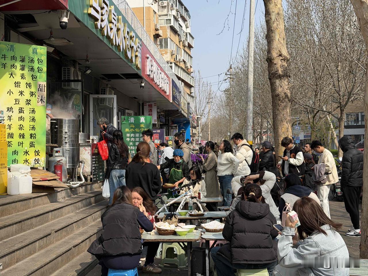 周末早上十点，包子铺就要排队半个小时了，想吃点包子喝碗粥再去喝中午的酒呢，看来要