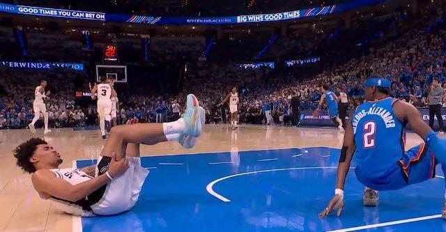 5月21日讯 今日NBA西决G2，雷霆主场对阵马刺。比赛第三节，哈珀在篮下与切特