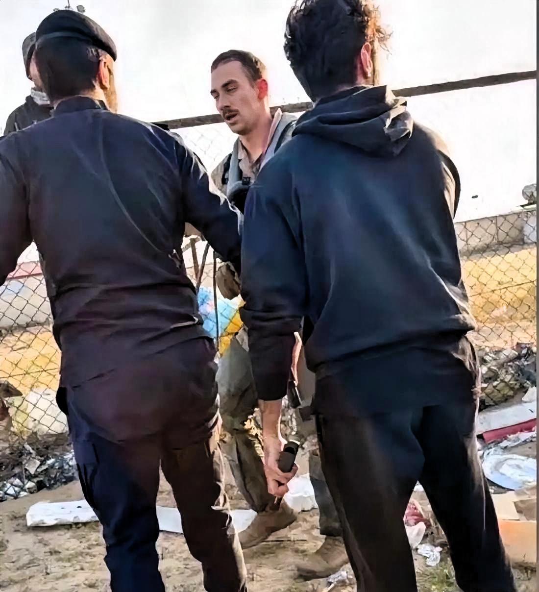 哈哈哈哈，这俩美国大兵可真是走了狗屎运！开着F15在科威特西部摔了，跳伞逃生居然