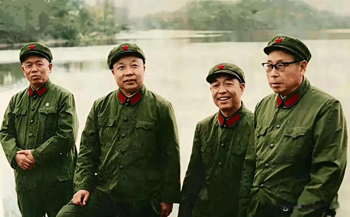这张色彩厚重的老照片，是上世纪七十年代，韩先楚、萧华、胡炳云、李瑞山四人在西北调