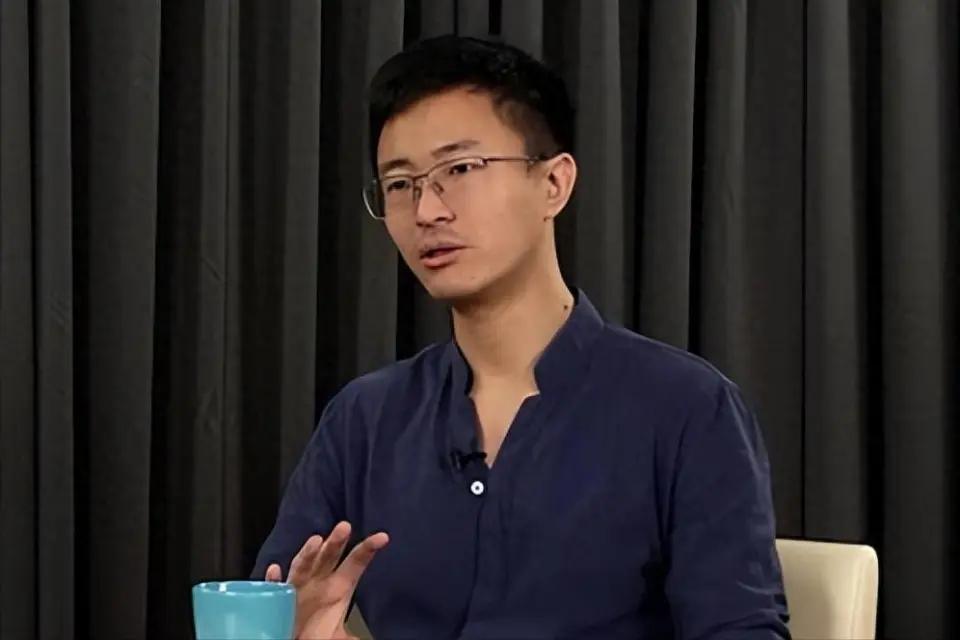 台湾爱国人士侯汉廷这段话让人深有感触：过去国家日子艰难，逃避身份是普通人性，迎难