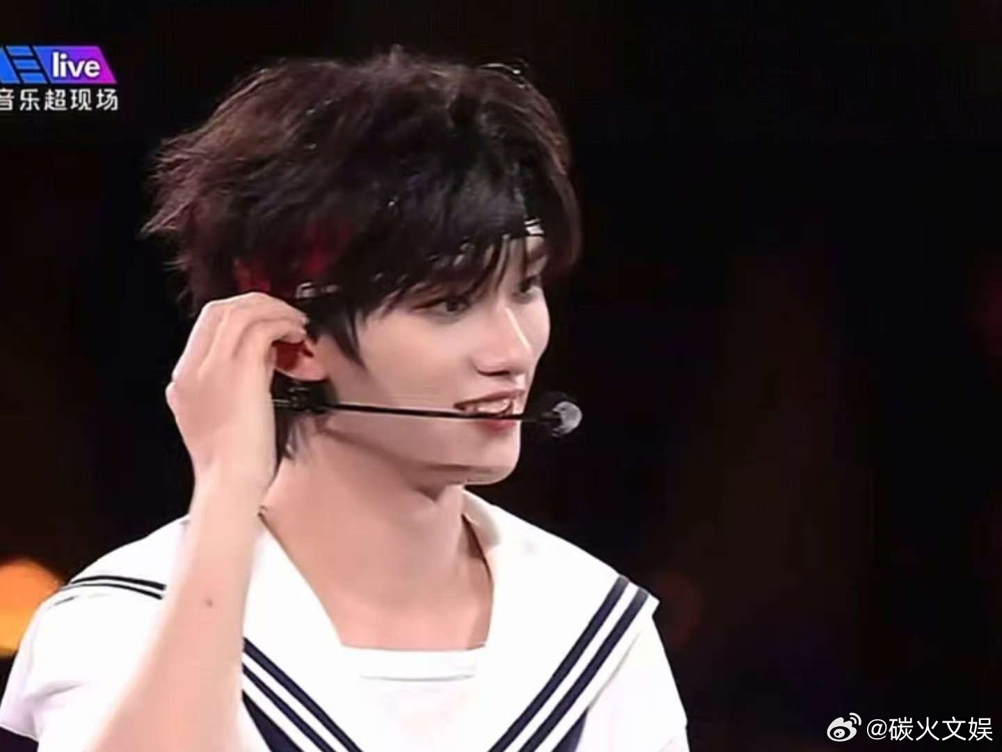 丁程鑫发带水手服丁程鑫白蓝水手服丁程鑫白蓝水手服，发带更是绝杀，[心][心][心