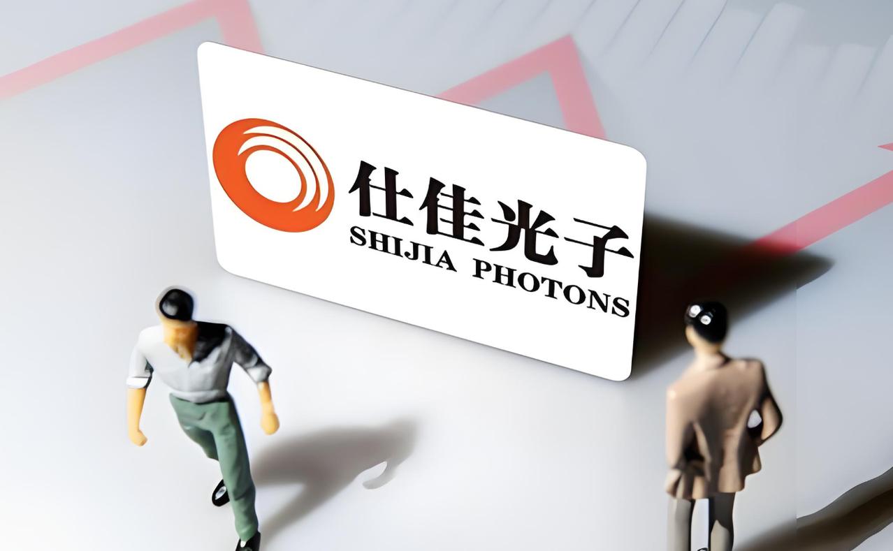 世家光子今天似乎有摆脱横盘的泥潭，现在也来到了2025年光荣榜的第12名，这是我
