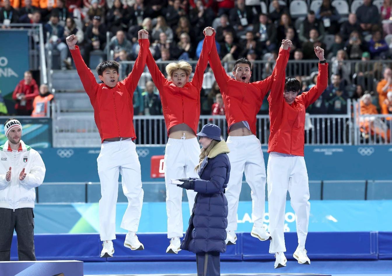 宁忠岩米兰冬奥第2枚奖牌 米兰冬奥会 速度滑冰男子团体追逐决赛中，由李文淏、刘瀚