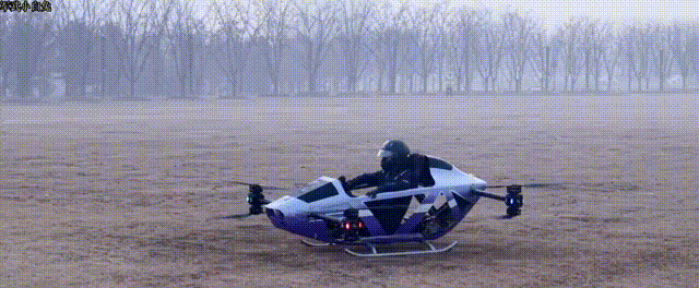 有了这个上班再也不会迟到了。国内又一款飞行摩托完成首次载人飞行。