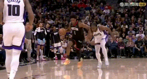 好猛！阿门炸裂隔扣2+1，单节16分闪耀第3节。
看看图1这隔扣2+1，简直无人