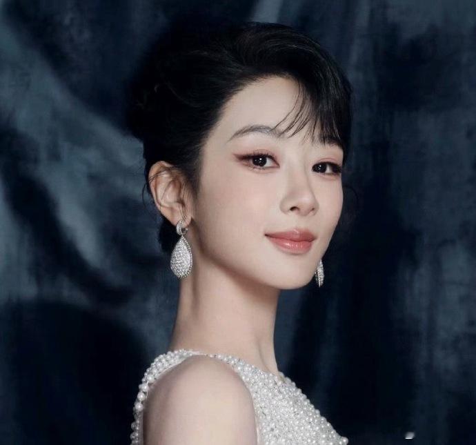 杨紫工作室新头像杨紫工作室上线换头像 这个头像好看！！ 