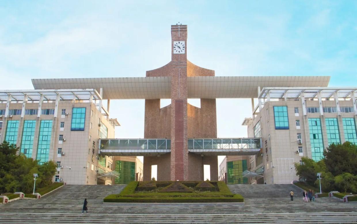 八十八载栉风沐雨
西法大踏浪前行
公学星火燎原起
政法血脉刻骨铭
古墙红砖烙印烽