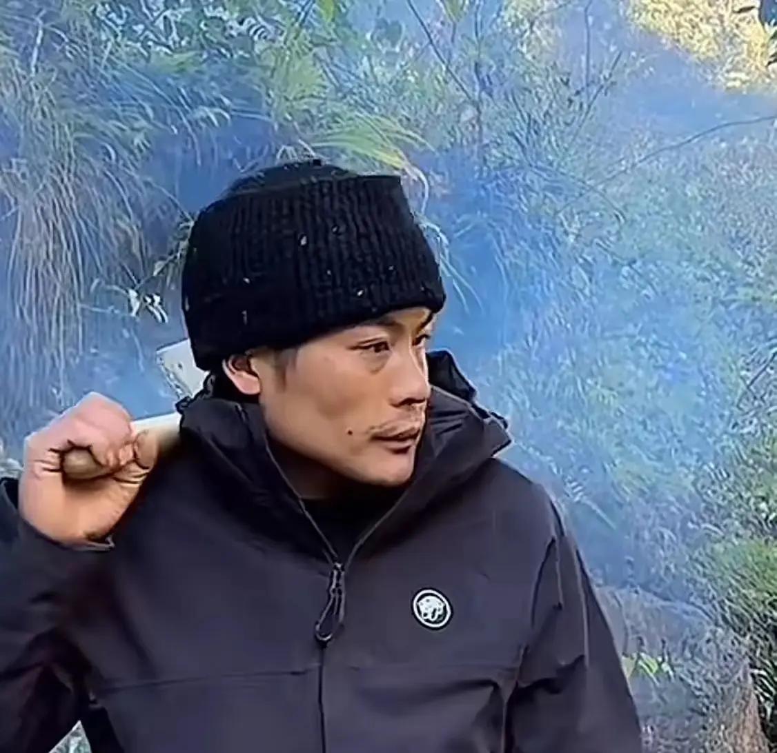 刀疤哥对摄影师说，“不知道是谁发明的打工？
打着打着，他的老婆就打没了[呲牙]。