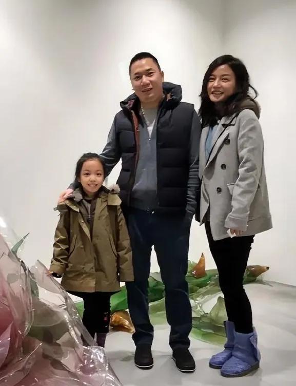 发现赵薇和李湘是两种人生感念。都是人气明星，都不缺钱，都生了个可爱的女儿，生活中